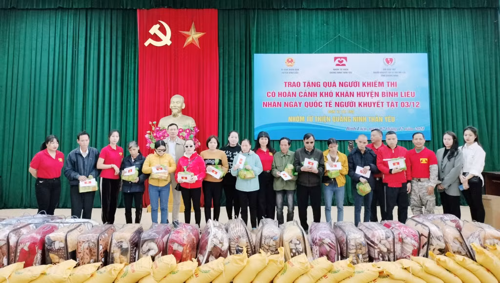 Lãnh đạo Hội Bảo trợ NKT-TMC tỉnh Nhóm Từ thiện Quảng Ninh Thân yêu cùng các cấp chính quyền huyện Bình Liêu trao tặng quà cho người mù có hoàn cảnh khó khăn tại huyện Bình Liêu.