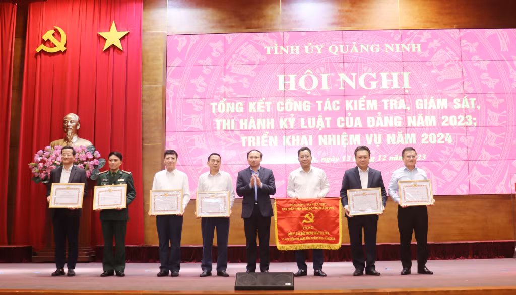 Đồng chí Nguyễn Xuân Ký, Ủy viên Trung ương Đảng, Bí thư Tỉnh ủy, Chủ tịch HĐND tỉnh trao Cờ thi đua và Bằng khen cho các tập thể.
