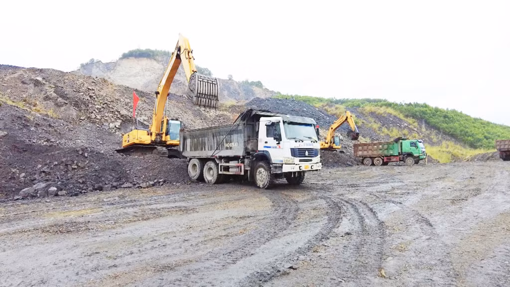 Công ty Chế biến Than Quảng Ninh - TKV bốc xúc đất đá tại bãi thải mỏ Suối Lại ( TP Hạ Long) phục vụ cho san lấp mặt bằng dự án.