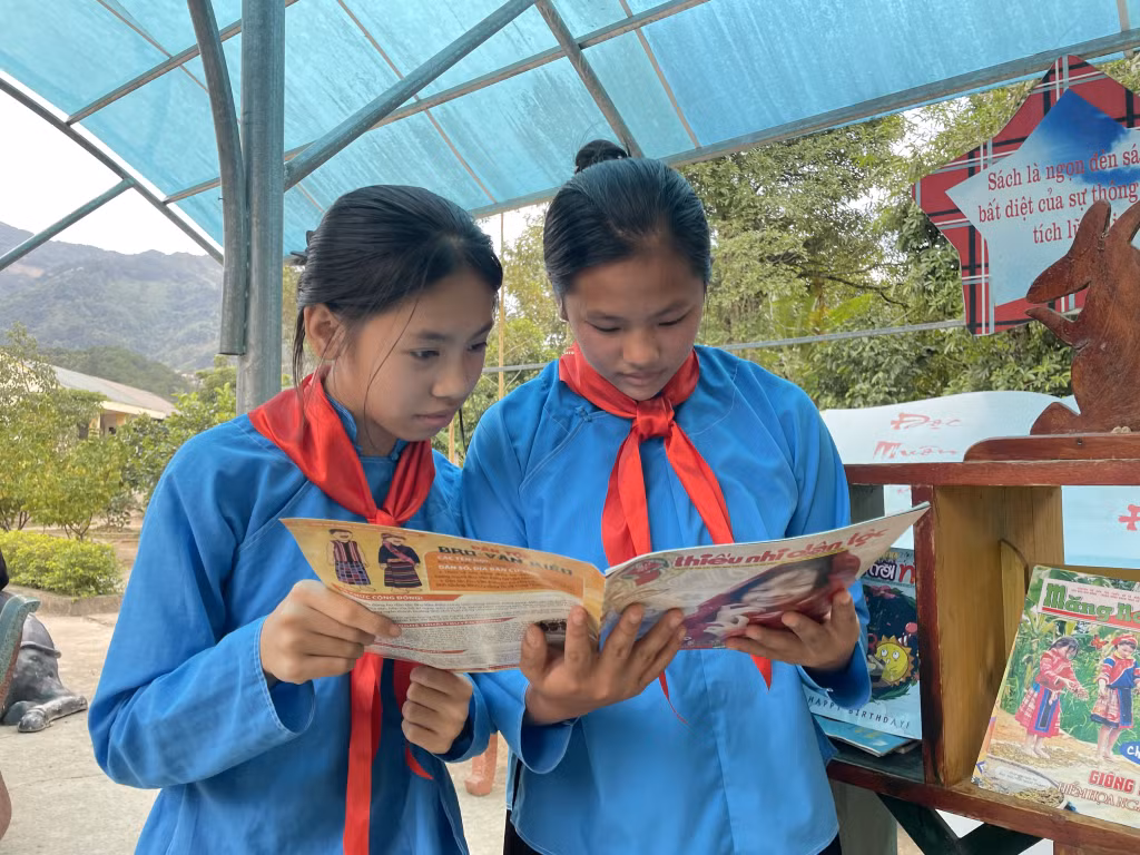 Việc tích cực tuyên truyền vận động học sinh dân tộc thiểu số đến trường góp phần giảm thiểu tình trạng tảo hôn ở vùng này (trong ảnh: Học sinh Trường TH&THCS Đại Dực 2, huyện Tiên Yên đọc sách, báo ở thư viện sân trường). Ảnh: Lan Anh