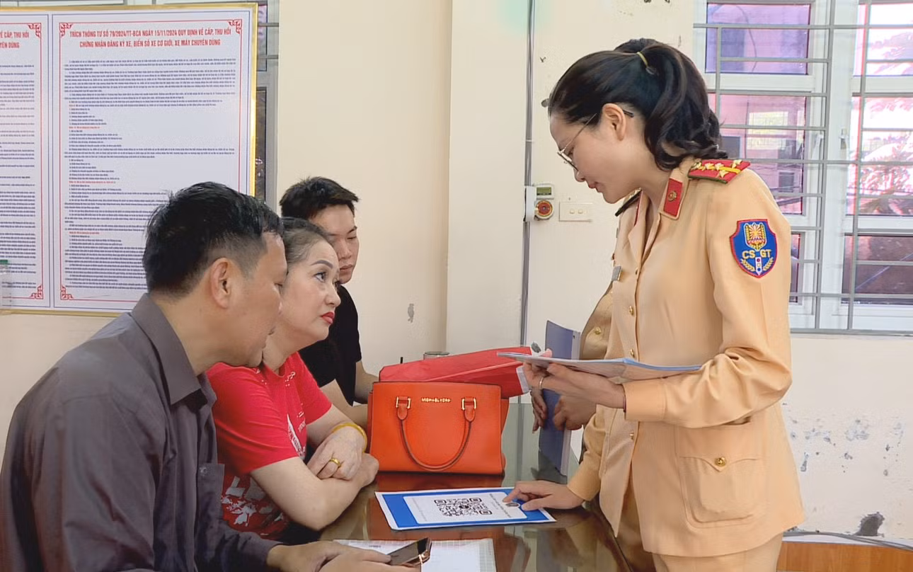 Cán bộ Phòng CSGT giới thiệu về trang zalo "Phòng Cảnh sát giao thông Quảng Ninh" cho người dân.