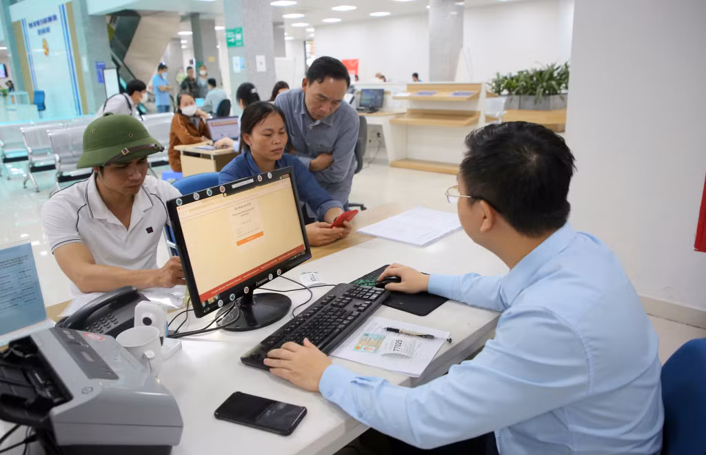 Cán bộ Trung tâm Phục vụ hành chính công tỉnh hỗ trợ, hướng dẫn người dân, doanh nghiệp giải quyết TTHC theo quy trình 5 bước trên môi trường điện tử.