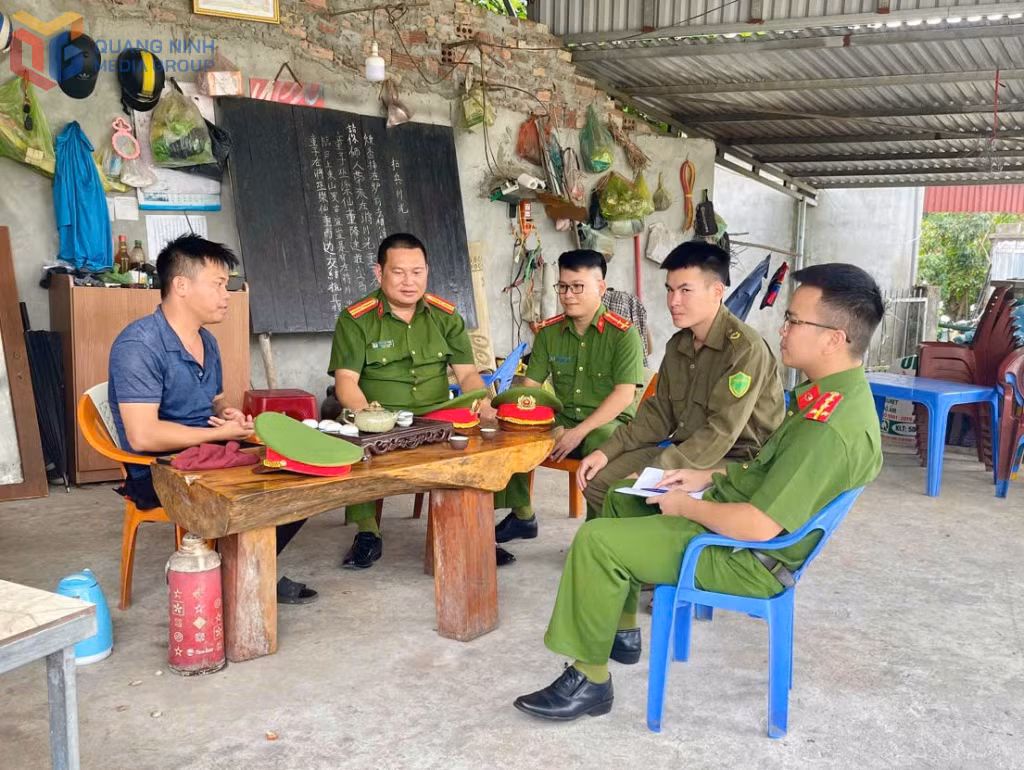 Công an xã Quảng Đức gặp gỡ ông Lỷ Nhật Tống, người có uy tín bản Chăn Mùi để nắm tình hình, định hướng dư luận và tuyên truyền pháp luật về an ninh, trật tự.