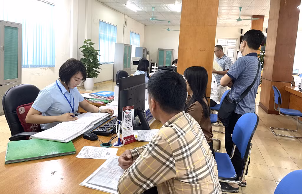Người dân đến làm thủ tục hành chính tại Trung tâm Hành chính công huyện.