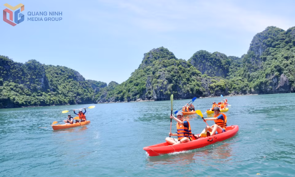 Khách quốc tế thích thú với trải nghiệm chèo kayak trên Vịnh Hạ Long. Ảnh: Phan Hằng