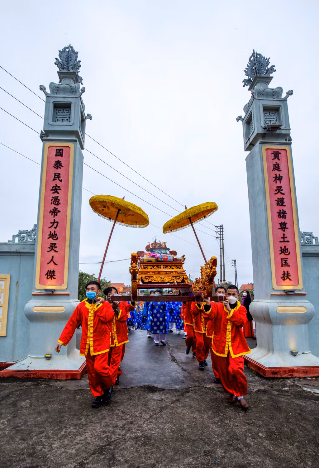 Linh vị thành hoàng làng nghinh rước vào đình (2-2022). Ảnh: Dương Phượng Đại