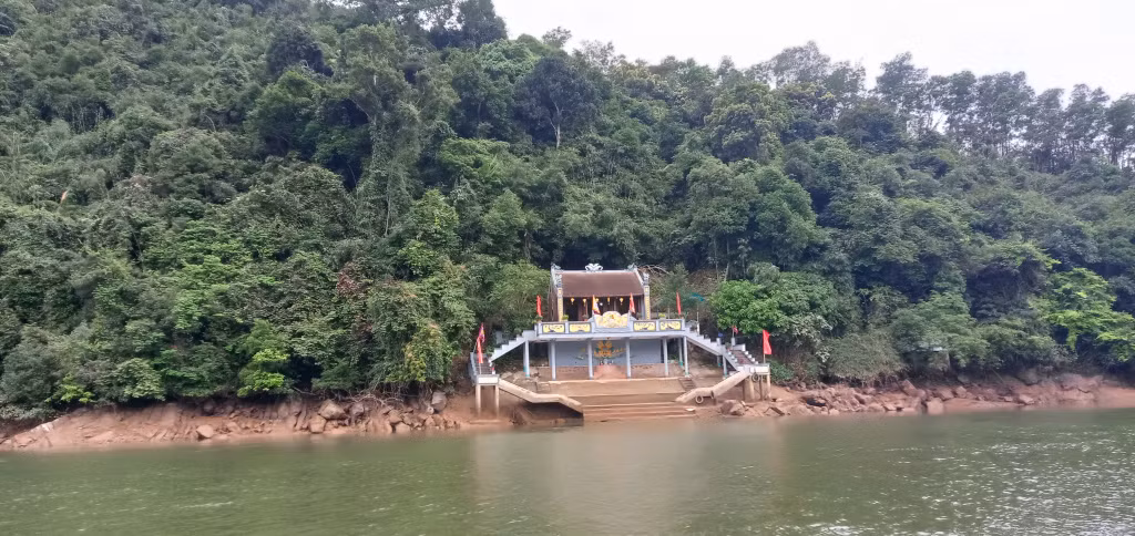 Miếu Bà bên sông Ba Chẽ.