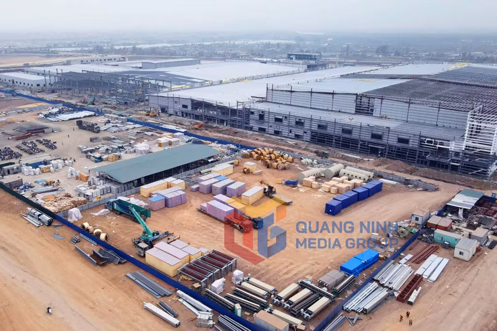 Công ty TNHH Công nghiệp Jinko Solar đang hoàn thiện nhà xưởng tại KCN Amata (TX Quảng Yên) (2-2022). Ảnh: Đỗ Phương