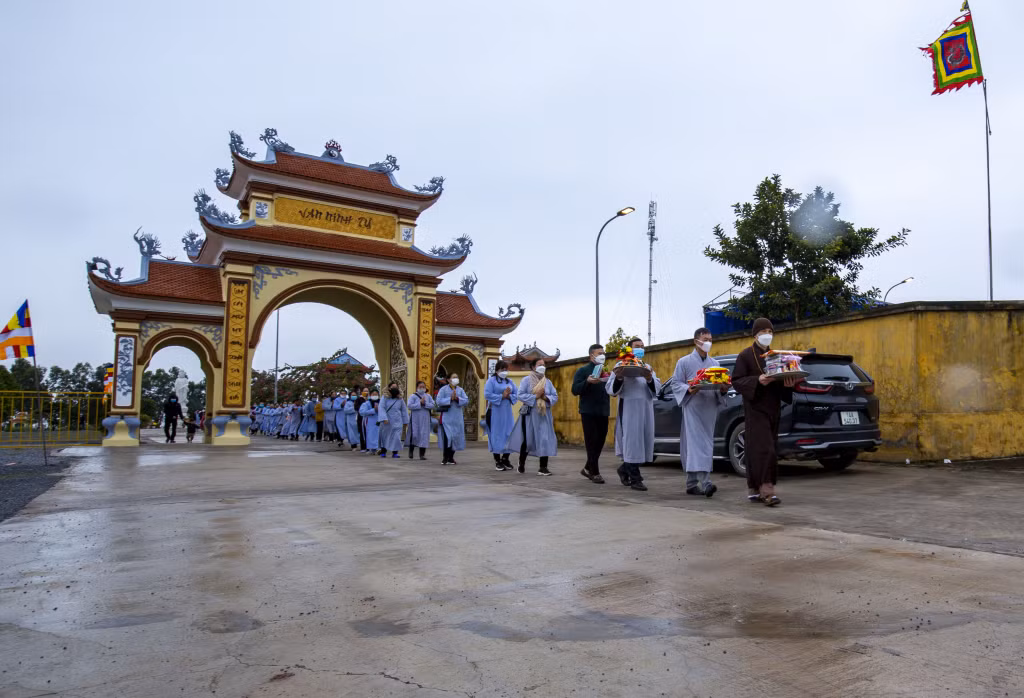 Đoàn dẫn lễ của phật tử chùa Vạn Ninh (2-2022). Ảnh: Dương Phượng Đại