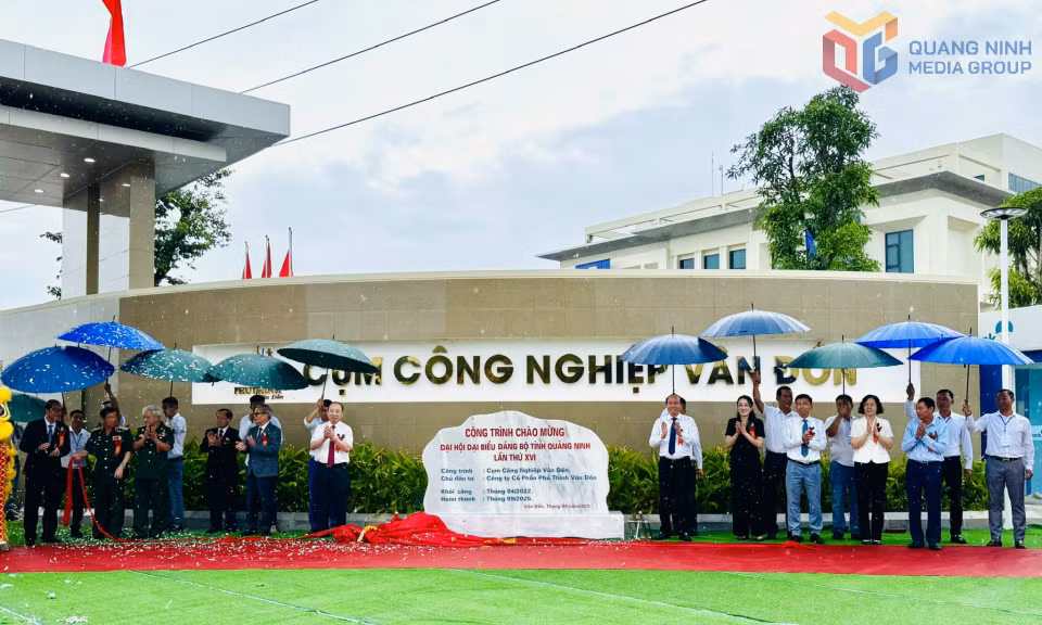 Các đại biểu thực hiện nghi thức gắn biển công trình chào mừng Đại hội đại biểu Đảng bộ tỉnh lần thứ XVI, nhiệm kỳ 2025-2030.