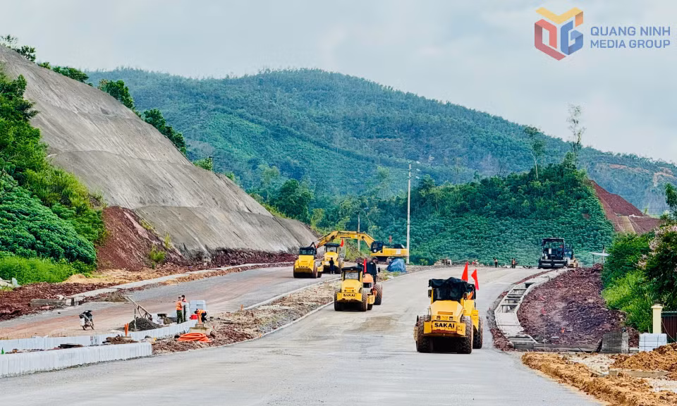 Thi công giai đoạn 2 dự án tuyến đường kết nối cầu 3 Vân Đồn đến khu tái định cư Đoàn Kết (đặc khu Vân Đồn). Ảnh: Mạnh Trường