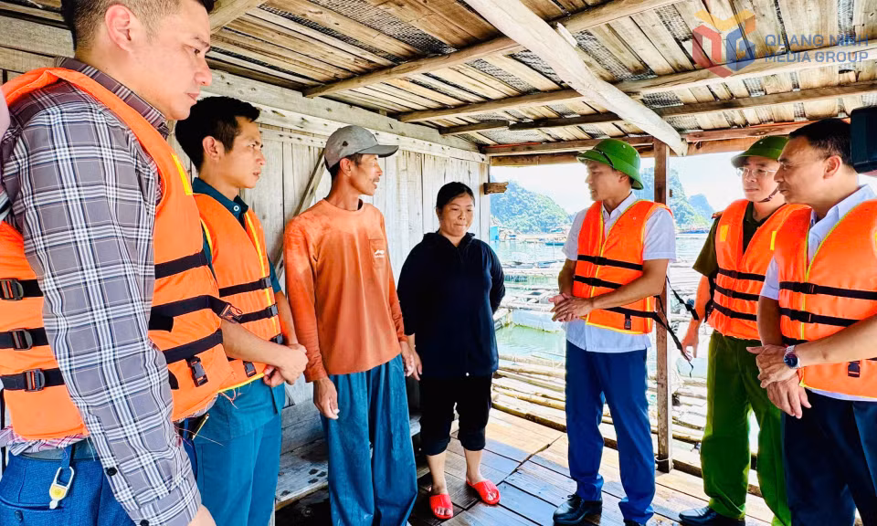 Lực lượng chức năng đặc khu Vân Đồn tuyên truyền ngư dân không được chủ quan trước diễn biến của bão số 9.