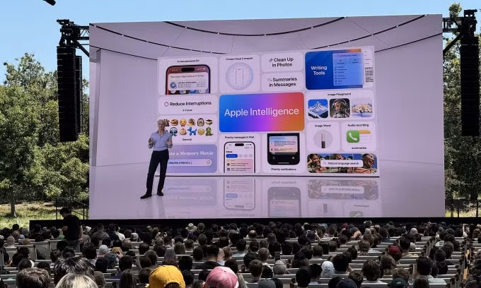 Phó chủ tịch Craig Federighi chia sẻ về Apple Intelligence. Ảnh: Tuấn Hưng