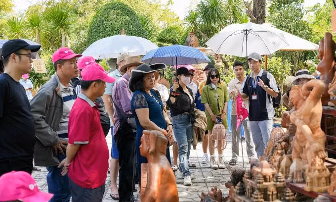 Đoàn khách Việt ở Nha Trang dịp 30/4. Ảnh: Du Lịch Việt