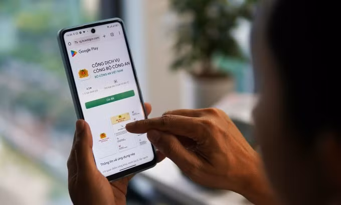 Một trang web với giao diện giống kho ứng dụng Google và hiển thị ứng dụng giả mạo cổng dịch vụ công Bộ Công an. Ảnh: Lưu Quý