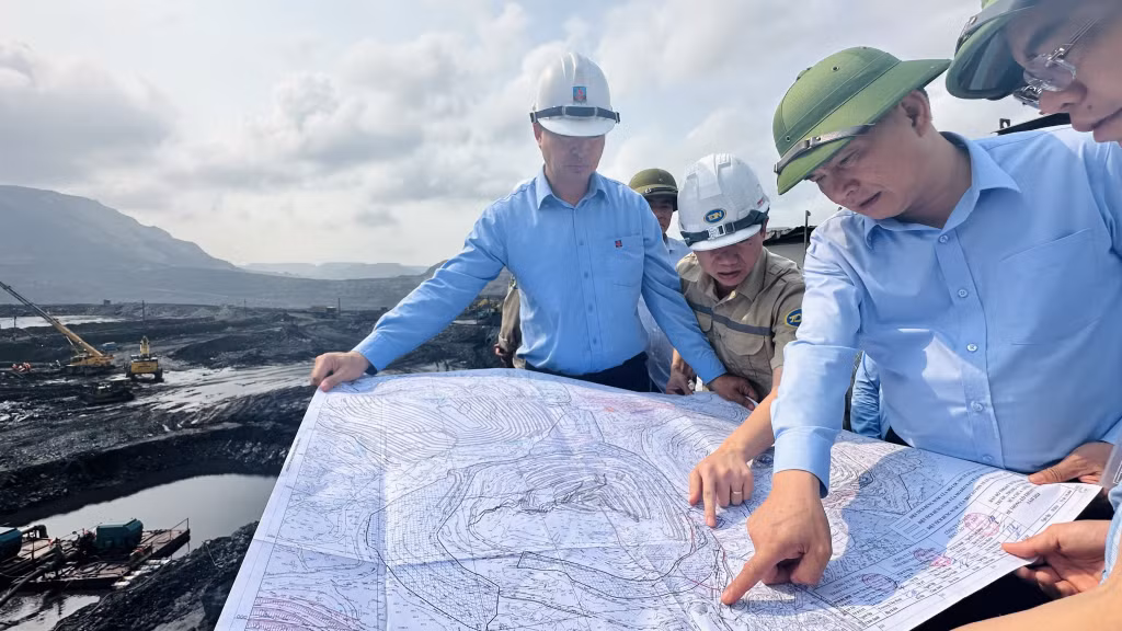 Ông Vũ Anh Tuấn, Bí thư Đảng uỷ Than Quảng Ninh, Phó Tổng Giám đốc TKV kiểm tra công tác quản lý tài nguyên, khoáng sản tại Công ty CP Than Đèo Nai - Vinacomin.