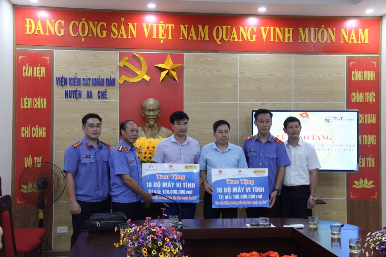 Đoàn công tác của VKSND tối cao, VKSND tỉnh và Tập đoàn T&T trao tặng điểm trường xã Khe Tâm và điểm trường Làng Mới 2 phòng máy với 10 bộ máy tính. Ảnh: Minh Ngọc (CTV)
