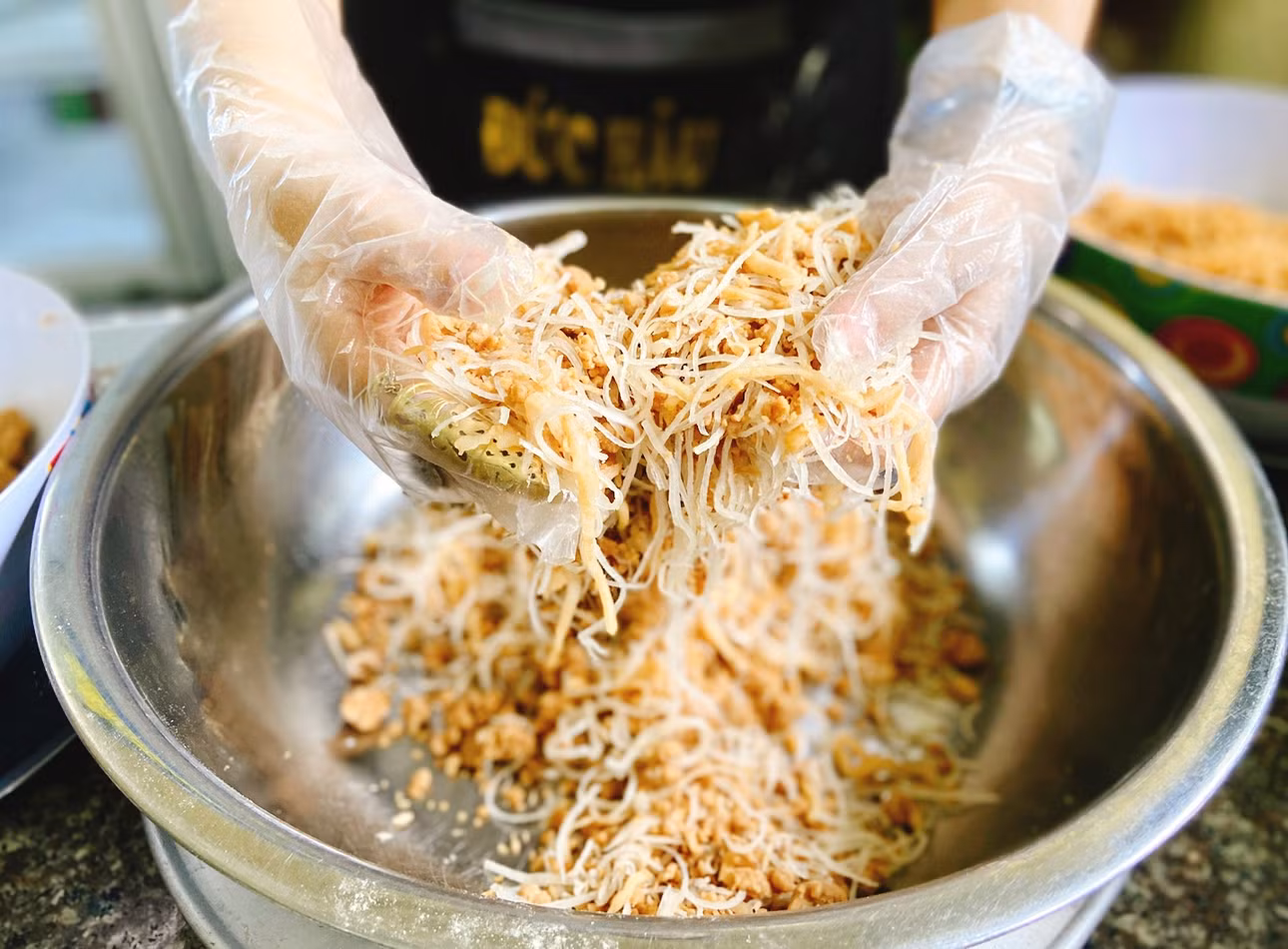 Nem chạo, món ăn với nguyên liệu dân dã là bì lợn được người dân Quảng Yên chế biến cầu kỳ, tỉ mỉ.