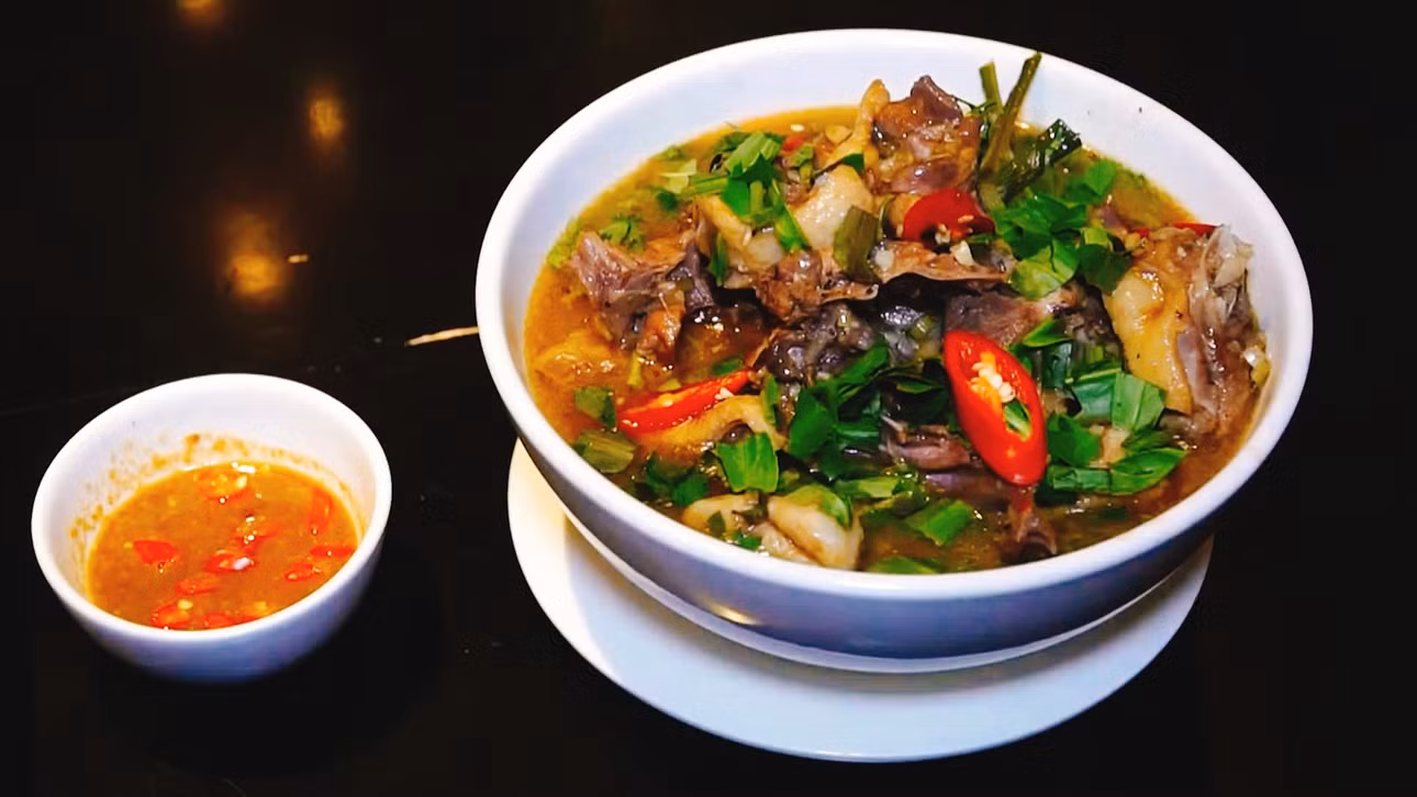 Rựa mận cà sáy là món ăn hấp dẫn không thể thiếu trong dịp lễ, Tết ở Tiên Yên.
