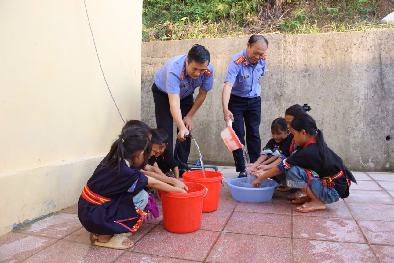 VKSND tỉnh trao tặng 1 giếng khoan trị giá 20 triệu đồng cho điểm trường Làng Mới (Trường Tiểu học và THCS Nam Sơn). Ảnh: Minh Ngọc (CTV)
