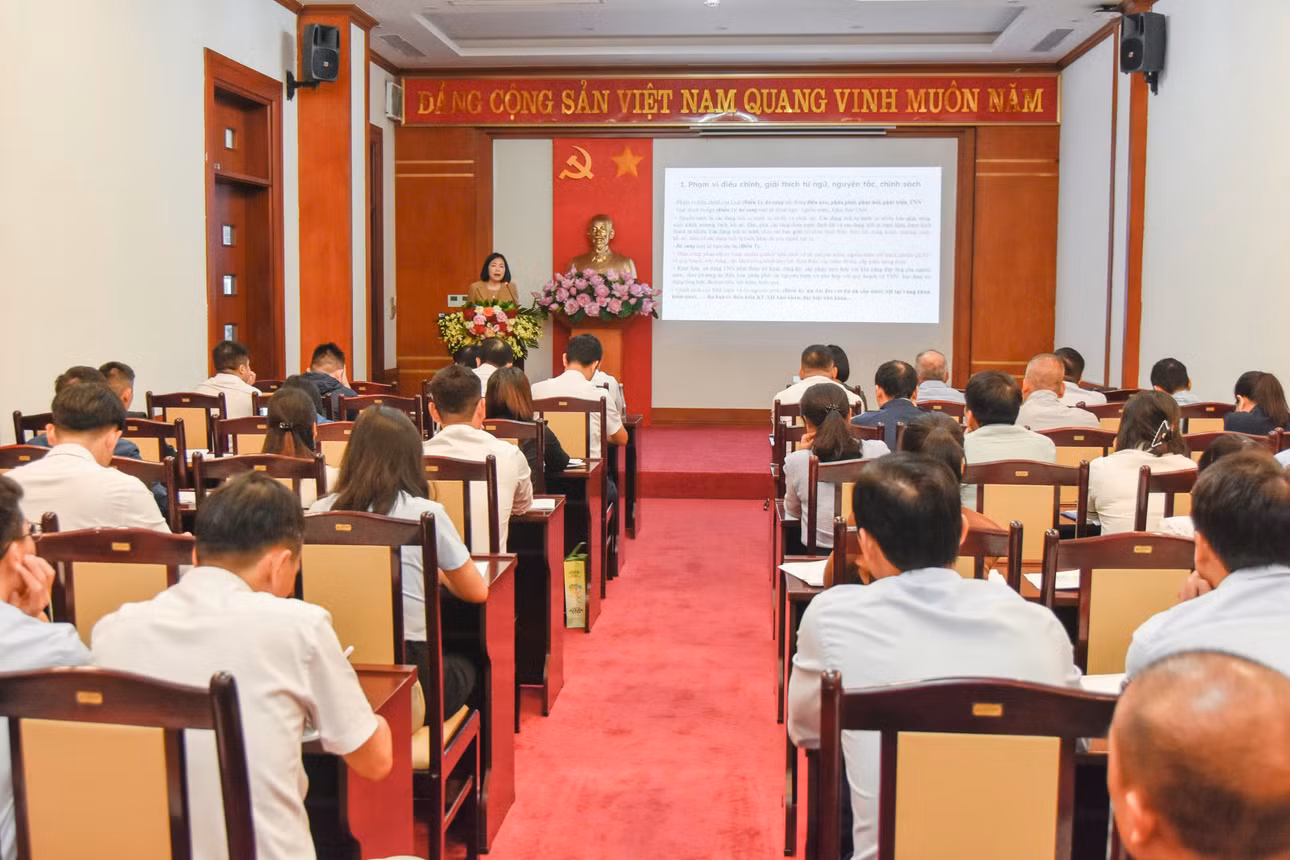 Sở TN-MT tỉnh phối hợp cùng Cục Quản lý tài nguyên nước (Bộ TN-MT) tổ chức hội nghị triển khai, tập huấn Luật Tài nguyên nước năm 2023 và các văn bản hướng dẫn thi hành, tháng 10/2024. Ảnh: Hoàng Giang