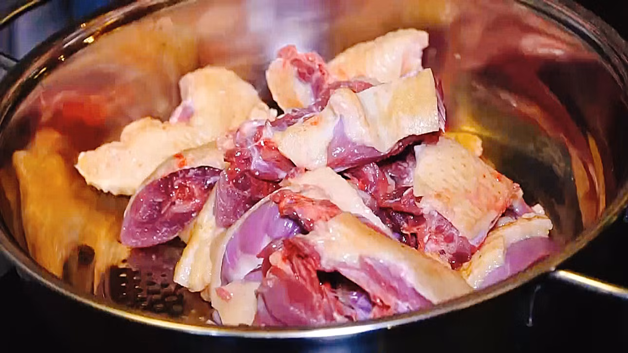 Do được người dân nuôi thả bán tự nhiên nên thịt cà sáy có vị ngọt đậm đà, mềm, giàu dinh dưỡng.