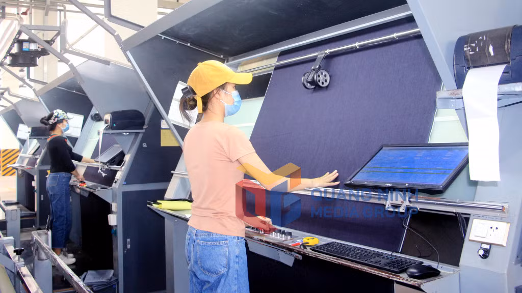 Sản xuất vải sợi tại Công ty TNHH Dệt may Bắc Giang Việt Nam (KCN Cảng biển Hải Hà) (8-2021). Ảnh: Mạnh Trường