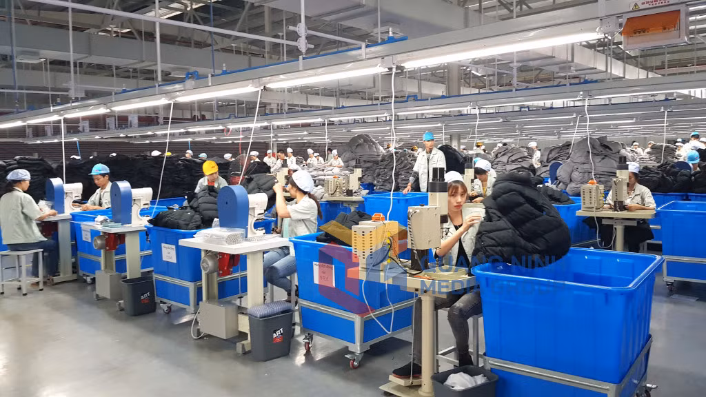 Sản xuất quần áo tại Công ty TNHH May mặc Hoa Lợi Đạt (Việt Nam) tại KCN Texhong Hải Hà (5-2018). Ảnh: Thái Cảnh