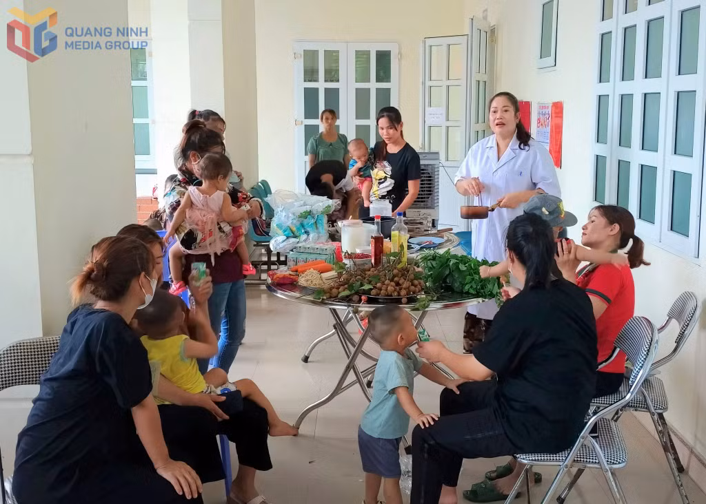 Cán bộ y tế Trạm Y tế xã Nam Sơn (huyện Ba Chẽ) hướng dẫn thực hành dinh dưỡng cho bà mẹ nuôi con dưới 5 tuổi.