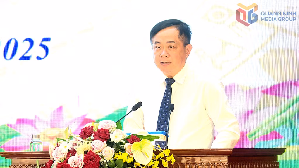 Đồng chí Mai Vũ Tuấn, Bí thư Thành ủy Uông Bí, phát biểu tại hội nghị.