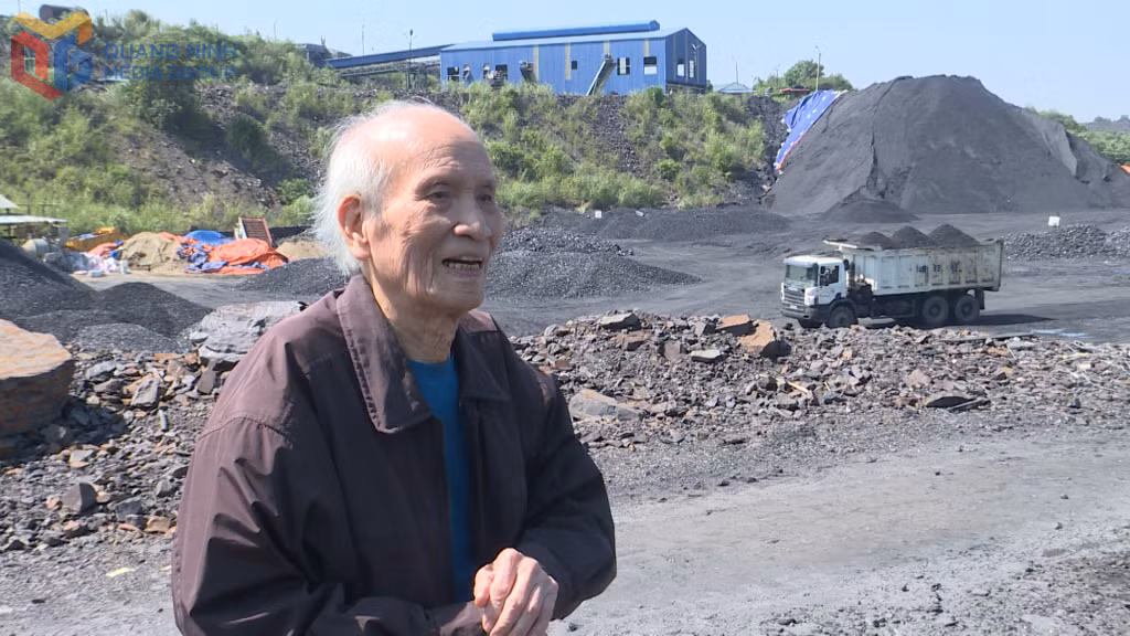 Ông Nguyễn Ngọc Đàm trên khai trường Công ty CP Than Hà Lầm. Ảnh: Phạm Học