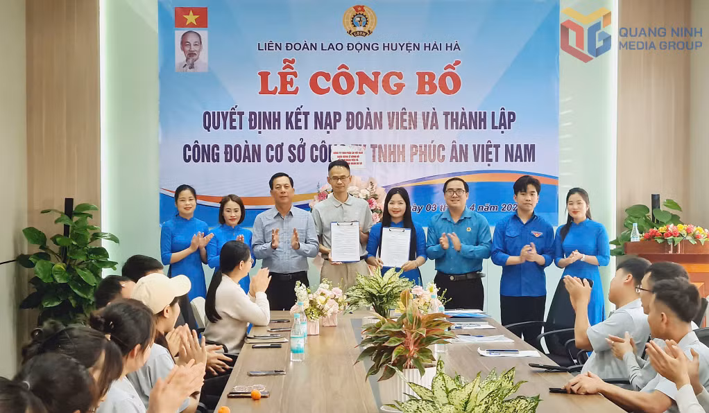 Lãnh đạo Công ty TNHH Phúc Ân Việt Nam và Công đoàn Công ty ký kết thỏa ước lao động năm 2025.