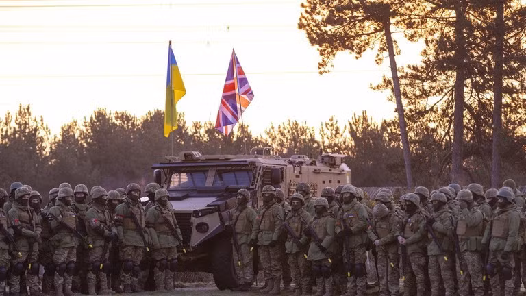 Các quân nhân Ukraine cùng với các huấn luyện viên quân sự Anh. Ảnh: RT/Globallookpress.com
