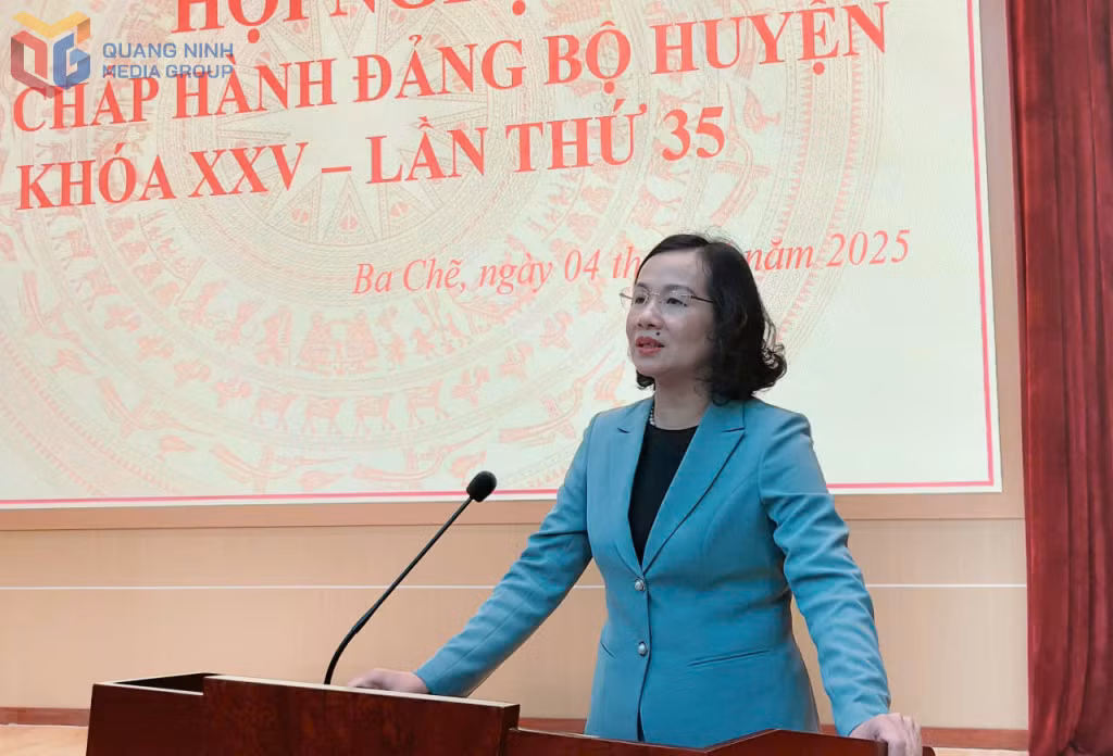 Đồng chí Bùi Thúy Phượng, Ủy viên Ban Thường vụ, Trưởng Ban Tổ chức Tỉnh ủy phát biểu chỉ đạo hội nghị.
