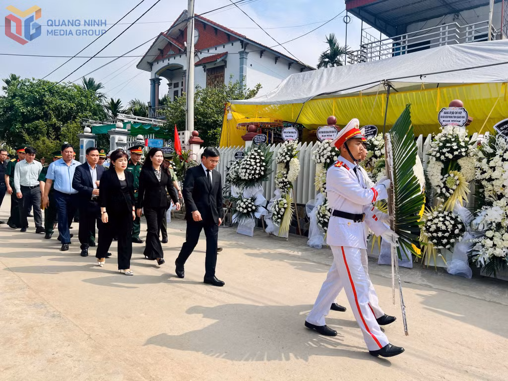 Đoàn lãnh đạo Tỉnh ủy, HĐND, UBND tỉnh Quảng Ninh viếng Liệt sĩ Nguyễn Đăng Khải.
