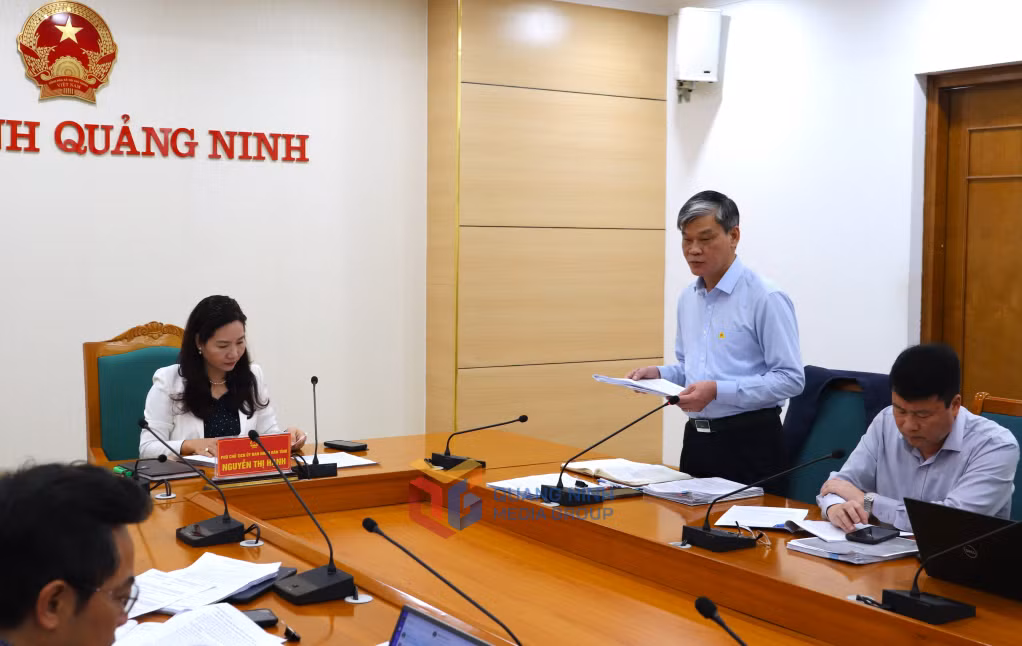 Lãnh đạo Ban Quản lý Vịnh Hạ Long báo cáo về các sản phẩm du lịch trên vịnh. 