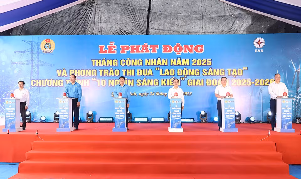 Các đại biểu thực hiện nghi thức phát động Tháng Công nhân năm 2025, phát động phong trào thi đua “Lao động sáng tạo" và Chương trình "10 nghìn sáng kiến” giai đoạn 2025-2028 trong Tập đoàn Điện lực Việt Nam.