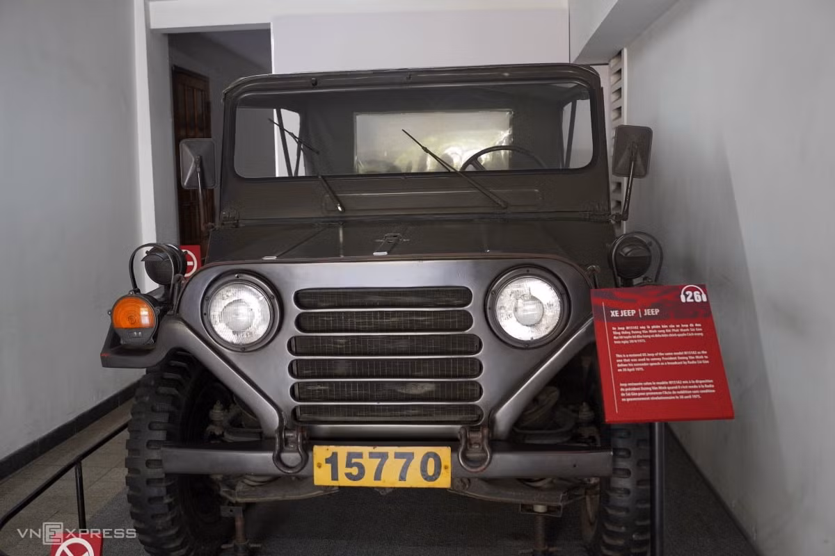 Theo lối ra khỏi tầng hầm, du khách sẽ thấy chiếc xe Jeep M151A2 - phương tiện từng chở Tổng thống Dương Văn Minh đến Đài Phát thanh Sài Gòn trưa 30/4/1975. Tại đây, ông đã đọc tuyên bố đầu hàng vô điều kiện, chính thức chấm dứt chính quyền Sài Gòn và mở ra thời khắc thống nhất đất nước
