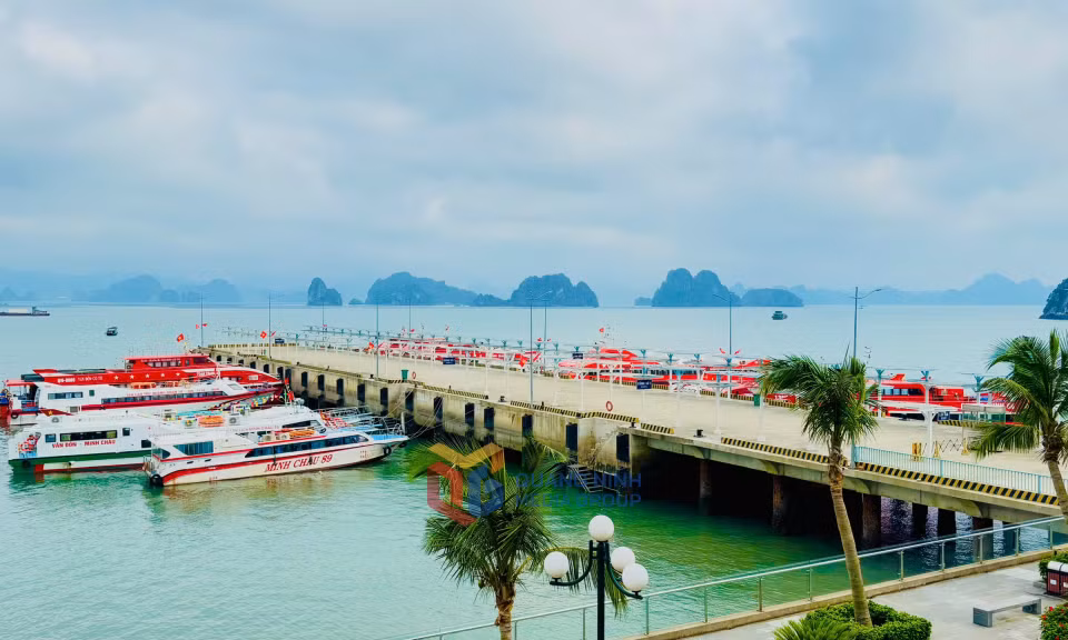Tàu cao tốc đỗ tại Bến cảng quốc tế Ao Tiên chuẩn bị cho việc đón khách dịp nghỉ lễ 30/4-1/5.