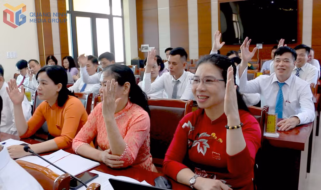 Đại biểu biểu quyết nhất trí thông qua chủ trương thành lập Đặc khu Cô Tô.