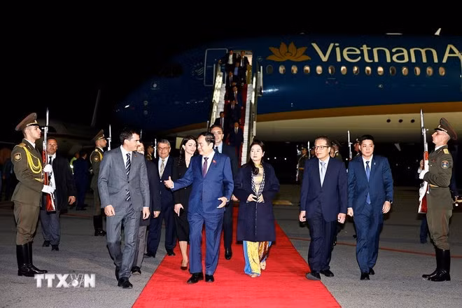Lễ đón Chủ tịch Quốc hội Trần Thanh Mẫn và Phu nhân tại Sân bay quốc tế Zvartnots, Thủ đô Yerevan, Cộng hòa Armenia. (Ảnh: Doãn Tấn/TTXVN)