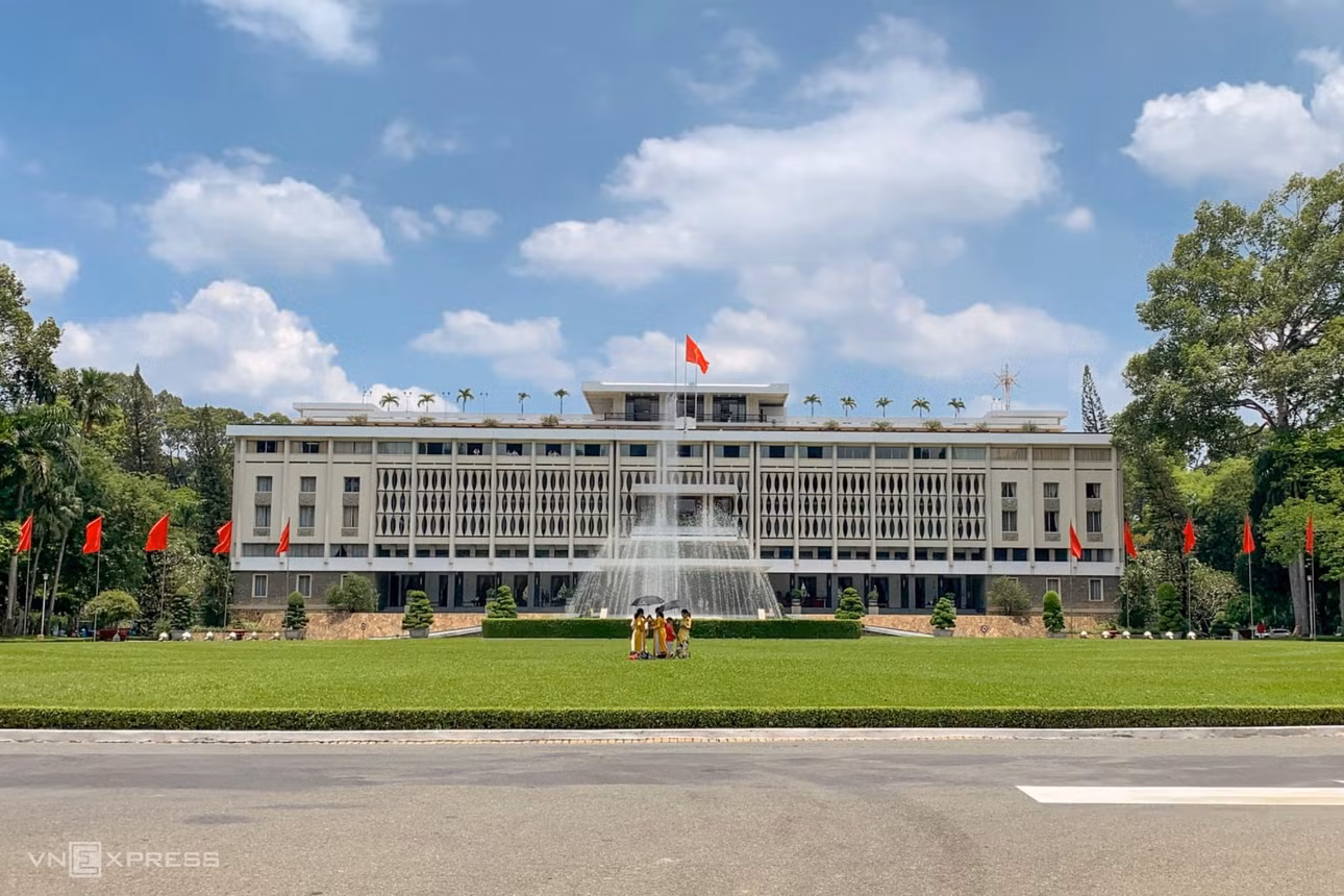 Dinh Độc Lập hay Hội trường Thống Nhất nằm trên đường Nam Kỳ Khởi Nghĩa, mặt chính hướng ra đại lộ Lê Duẩn. Năm 1976, Dinh được xếp hạng di tích quốc gia đặc biệt. Công trình được khởi công ngày 1/7/1962 theo thiết kế của kiến trúc sư Ngô Viết Thụ - người Việt Nam đầu tiên đoạt giải Khôi nguyên La Mã. Tổng thể dinh có hình chữ "Cát", tượng trưng cho sự tốt lành, may mắn. Kiến trúc nổi bật với bức rèm hoa đá mô phỏng các đốt trúc thanh thoát bao quanh tầng hai. Bên trong, các đường nét thiết kế chủ yếu theo dạng thẳng, gãy gọn, thể hiện tinh thần kỷ luật và trang nghiêm. Dinh có diện tích sàn 20.000 m2, xây trên khuôn viên rộng 4.500 m2, cao 26 m, gồm tầng trệt, hai tầng lửng, hai tầng hầm và sân trực thăng trên mái. Hơn 100 phòng chức năng được thiết kế theo phong cách riêng biệt, gồm phòng khánh tiết, phòng họp hội đồng nội các, phòng làm việc của tổng thống và phó tổng thống, phòng trình quốc thư, đại yến