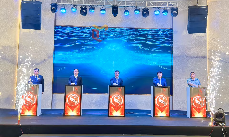 Các đại biểu bấm nút Khai mạc Mùa du lịch hè Vân Đồn 2025.