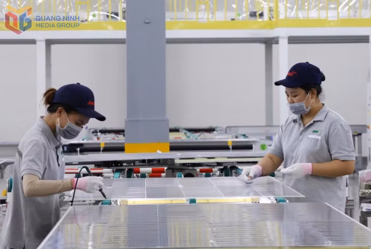 Sản xuất tại Công ty TNHH CN Jinko Solar (KCN Sông Khoai, TX Quảng Yên).
