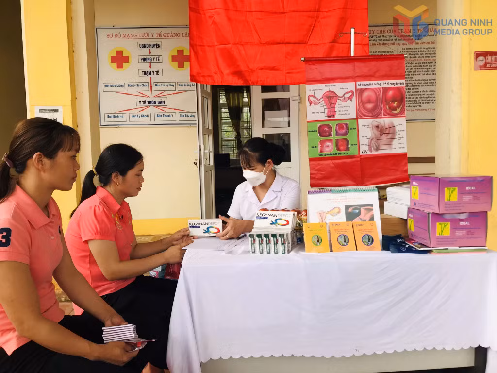 Hội KHHĐ tỉnh tư vấn, cấp phát thuốc miễn phí cho người dân trên địa bàn xã Quảng Lâm (huyện Đầm Hà).