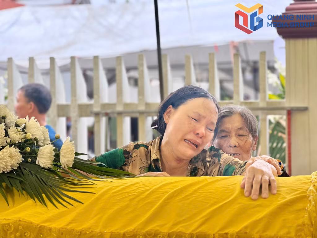 Người thân Liệt sỹ Nguyễn Đăng Khải khóc ngất bên linh cữu.