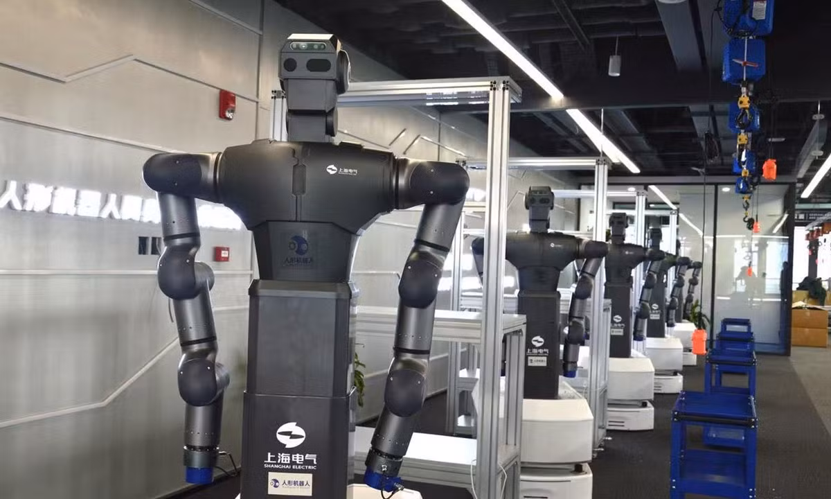 Robot hình người tại trung tâm đào tạo ở Thượng Hải, Trung Quốc. Ảnh: Trung tâm Đổi mới sáng tạo hợp tác về Robot hình người giữa Trung ương và Địa phương