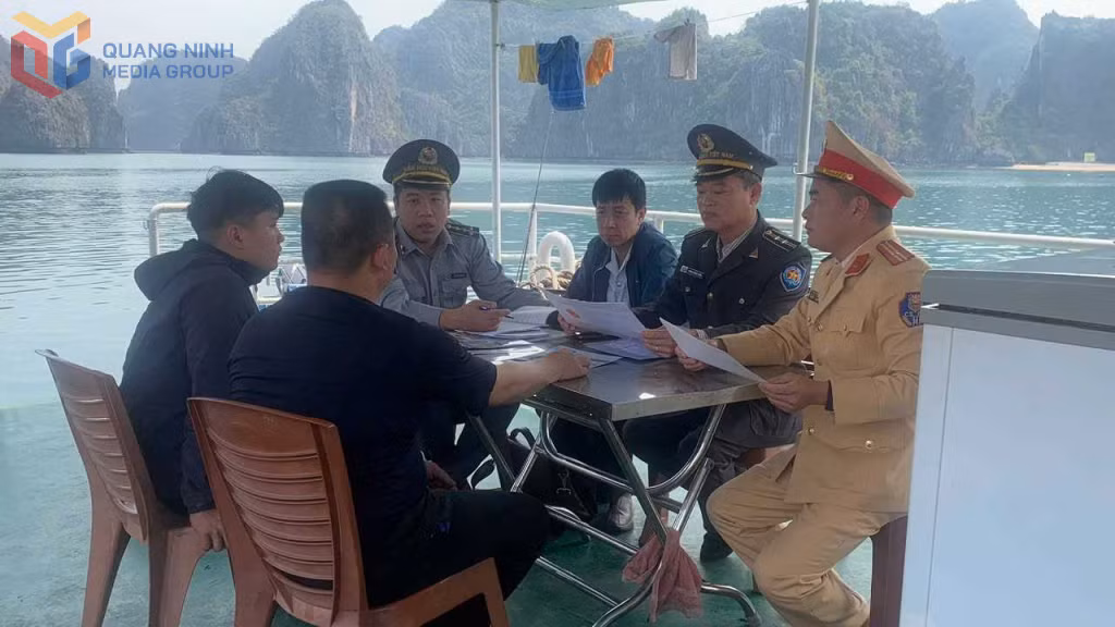 Đoàn công tác Sở NN&MT làm việc với các chủ tàu cá vi phạm khai thác thuỷ sản bền vững.