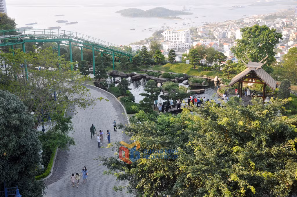 Cảnh quan Sunworld Hạ Long Complex - khu vui chơi lớn được doanh nghiệp đầu tư bên bờ Vịnh Hạ Long.