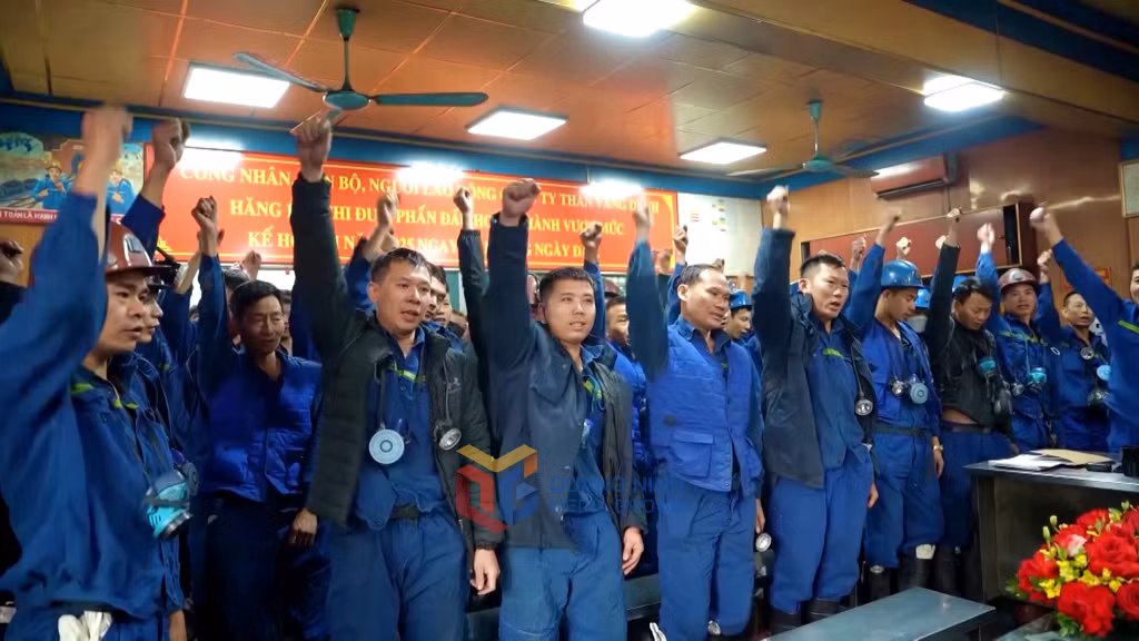 Thợ mỏ Vàng Danh hô quyết tâm an toàn trước khi bước vào ca sản xuất